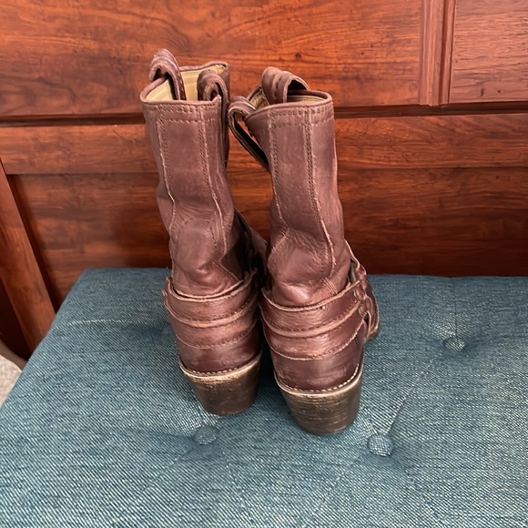 Frye distressed leather engineer boots in great condition! - Picture 4 of 8
